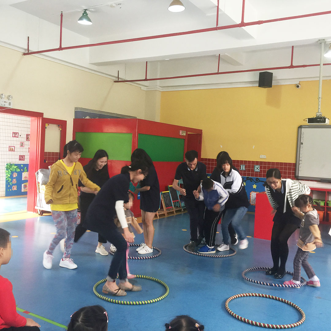 探望孤殘小朋友