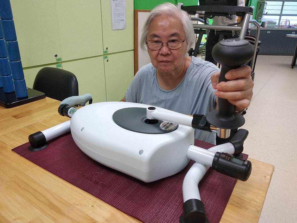 再向麥理浩夫人中心捐贈善款及復(fù)康器材