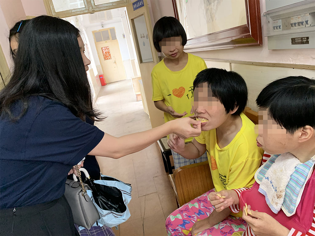 看望上海悅苗殘疾人休養(yǎng)園小朋友