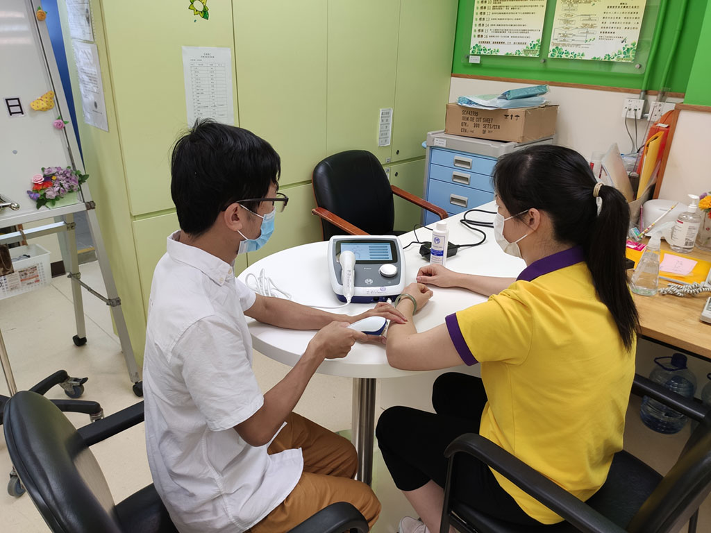 再向麥理浩夫人中心捐贈(zèng)善款及復(fù)康器材