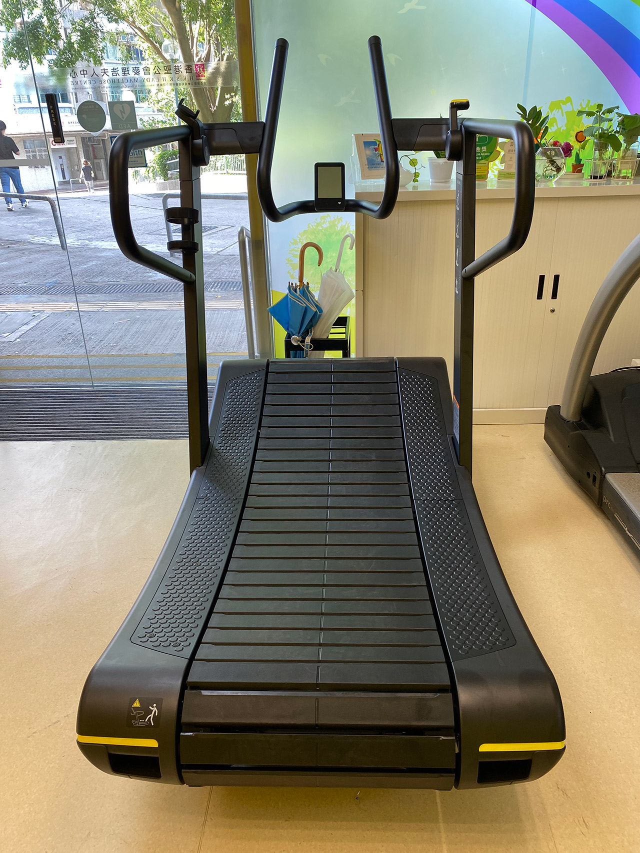 再向麥理浩夫人中心捐贈(zèng)復(fù)康器材